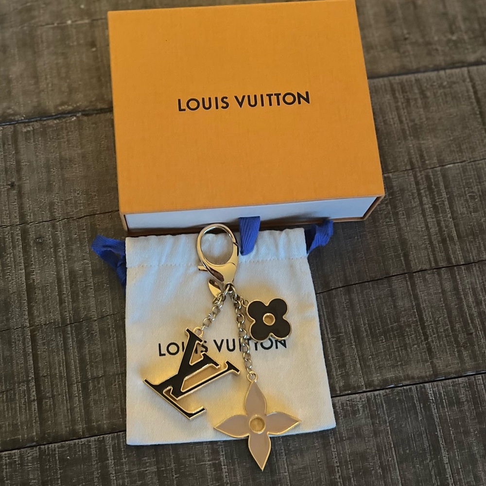 Louis Vuitton Key Chain Fleur de Monogram Bag Charm M67119